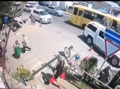 На рынке в Анапе реализатор похитила из кассы 16 000 рублей