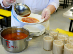 Школьникам Анапы хотят запретить брать еду из дома