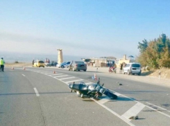 Под Анапой байкер влетел в «Фольксваген»