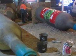  «Жаль, что не разбились»: анапчане высказываются против бутылок на пляже в Анапе