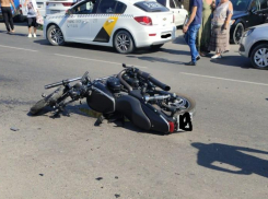 Только что! В Анапе возле Северного рынка байкер влетел в «БМВ»