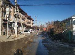 На улице Гагарина в Супсехе анапские рабочие убрали лёд