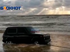 Неудачный джиппинг: «Нива» застряла в песках на пляже в Витязево (видео)