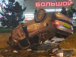 На Анапском шоссе ДТП: один из автомобилей улетел в кювет и перевернулся на крышу