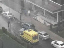 В анапском ЖК «Раз. Два. Три» мужчина выпал из окна многоэтажки и погиб