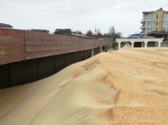 В Анапе песком засыпало набережную