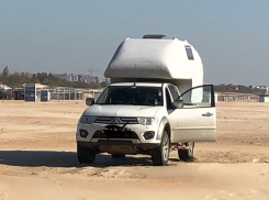 На пляже в Анапе «пришвартовался» оригинальный дом на колесах