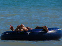 В Анапе отдыхающие на матрасах подвергают себя опасности