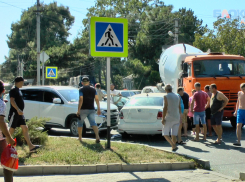 Тройное ДТП в Анапе: бетономешалка и внедорожник жёстко смяли легковушку 