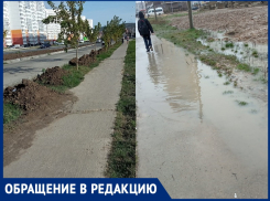 Тротуар на улице Ленина в «Морской Горгиппии» затапливает даже после небольшого дождя