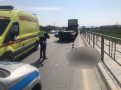 Смертельное ДТП под Анапой: под колесами фуры погибла женщина на электросамокате