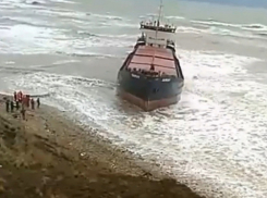 Сухогруз, шедший из Турции в порт Кавказ, сел на мель вблизи Анапы