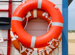 В Анапе запретили купаться в море с матрасами и кругами