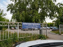 У ж/д вокзала Анапы появились таблички с ценами на стоянку: жители спрашивают, где оставить машину бесплатно?