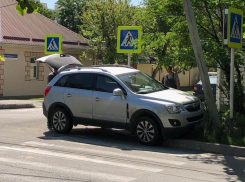 Сегодня, 30 мая, в Анапе на перекрёстке кроссовер снёс столб и заехал на газон