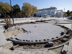 В Анапе на Театральной площади идет монтаж фонтана