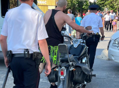 Байкер прокатился по пешеходной зоне прямо среди людей и был задержан полицией Анапы