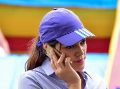 Анапчанок, любящих болтать по мобильному, начали отправлять к гинекологу