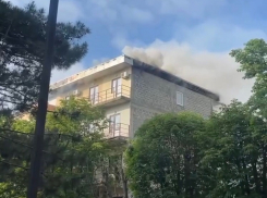 Пожар в центре Анапы: горит крыша здания