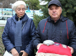 Поисковики в Анапе передали родным вещи красноармейца, чьи останки нашли на Эльбрусе