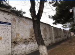 После публикации в «Блокноте» стену на улице Ивана Голубца в Анапе приведут в порядок