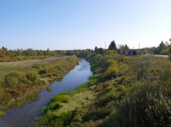 В охранной зоне реки Шингарь в Анапе устроили стихийную свалку