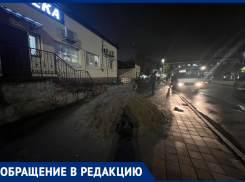 «Куча лежит с начала ноября»: анапчанка просит навести порядок на остановке «Южный рынок»