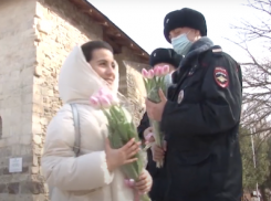 Полицейские Анапы дарили женщинам на улице цветы