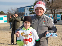 На анапском пляже Деды Морозы играли в футбол
