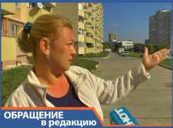 В одном из дворов Анапы ребятишки вынуждены играть рядом с огромной кучей мусора