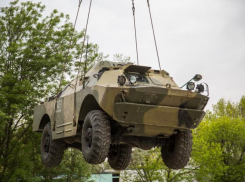 В парк военной техники в Анапе прибыли две пушки и бронетранспортер 