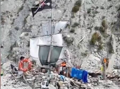 «Чёрная жемчужина» в Анапе: туристы создали лагерь в стиле «Пиратов Карибского моря» 