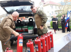 В Анапе студентам представили бойца СВО и передали внедорожник на фронт