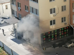 В Анапе во дворе многоэтажки загорелся мусор