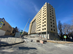 В Анапе ломают перекрытия 10 этажа высотки. Работают три гидромолота и подъёмный кран
