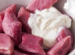 Аномалии в Новороссийске и Анапе: синий омлет в школьной столовке и розовые вареники