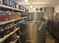 В поселке Сукко под Анапой полицейские обнаружили цех по производству алкоголя