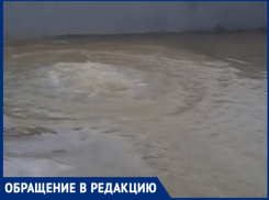 «Наш дом уходит под воду!» – в Анапе на Родниковом проезде топит цокольные квартиры