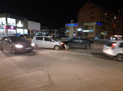 В Анапской горели плавни, а в Анапе столкнулись две легковушки