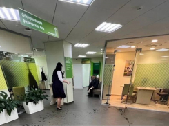 В Анапе неадекватная женщина устроила погром в отделении Сбербанка