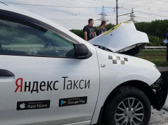 Недалеко от Анапы один из водителей Яндекс-такси, явно не в адеквате, влетел в столб