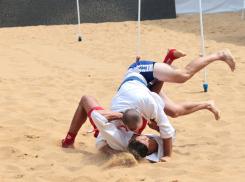 Первый в истории чемпионат ЮФО: в Анапе стартовали соревнования по пляжному самбо