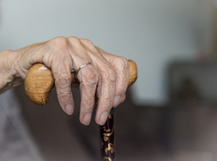  88-летнюю потерявшуюся бабушку полицейский нашёл на детской площадке в Анапе