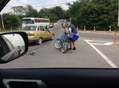 В Анапе на подъезде к ж/д вокзалу дед на мопеде врезался в десятку