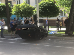 Прямо сейчас! В Анапе на Крымской «девятка» перевернулась от столкновения с «семёркой»