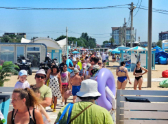 Легкий ветер и ласковый прибой: пляжный сезон в Анапе продолжается