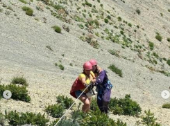 В Анапе на Большом Утрише туристы зависли на 200-метровой высоте