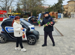 Полицейские Анапы поздравляли женщин с 8 Марта цветами на улицах города