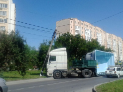 В Анапе фура с бассейном врезалась в опору ЛЭП