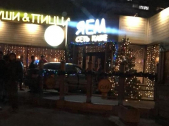 В Анапе один из посетителей протаранил дверь и заехал в кафе прямо на автомобиле